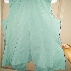 Sleeveless belated one button top